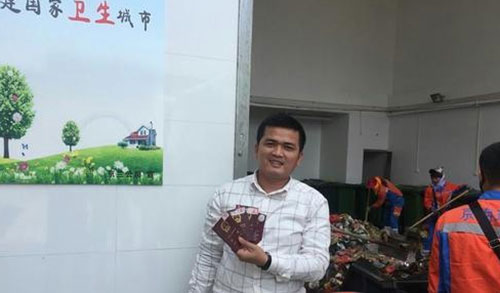 ?？谑忻駚G護照 環衛工翻檢5噸垃圾找到