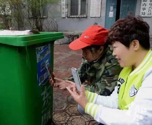 書報(bào)亭、早餐車，甚至垃圾桶都有二維碼“身份證”了。