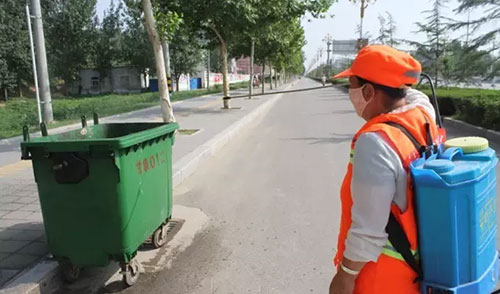 致敬環(huán)衛(wèi)工人，細(xì)心消除垃圾桶邊的蚊蠅